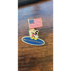WALT DISNEY WORLD 2002 Mickey Mouse With American Flag Trading Pin